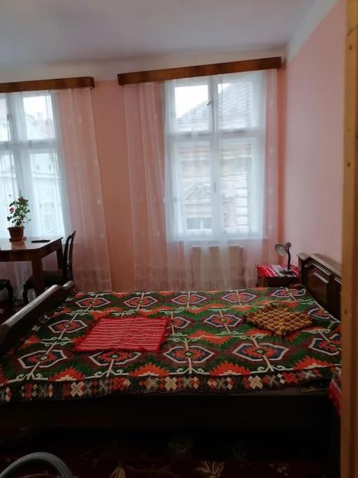 La 2 Pasi De Biserica Neagra Braşov Exterior foto