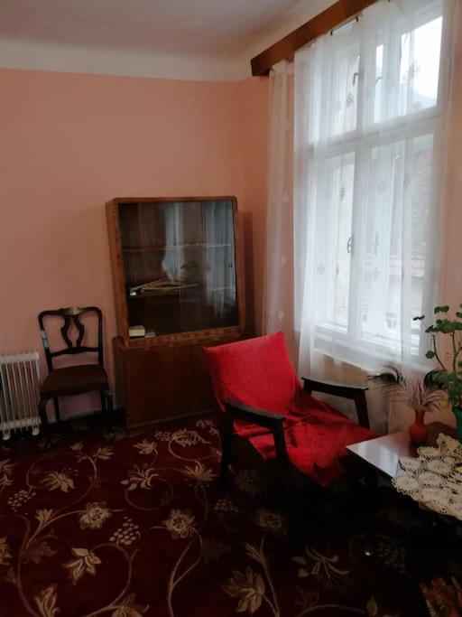 La 2 Pasi De Biserica Neagra Braşov Exterior foto