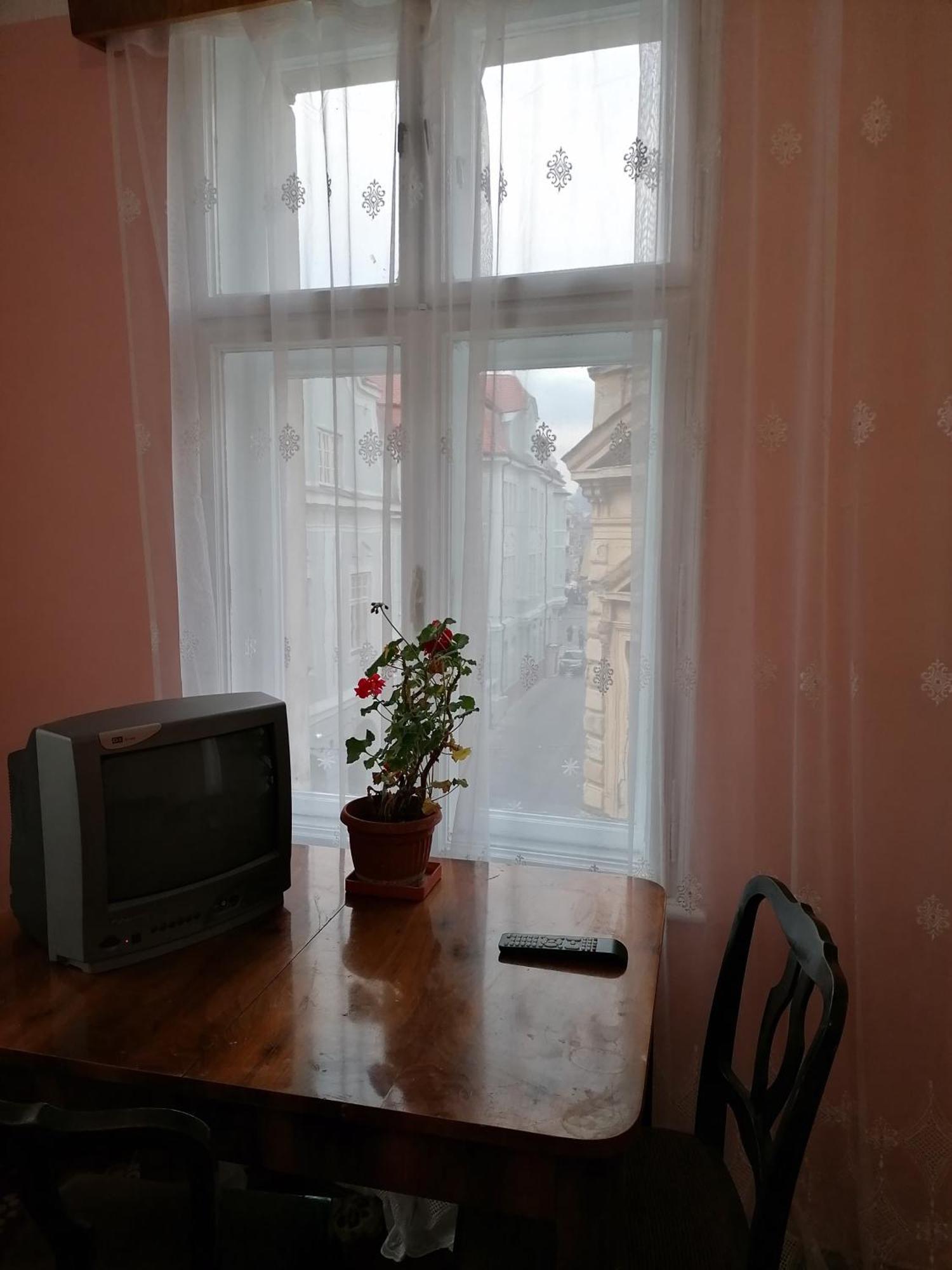 La 2 Pasi De Biserica Neagra Braşov Exterior foto